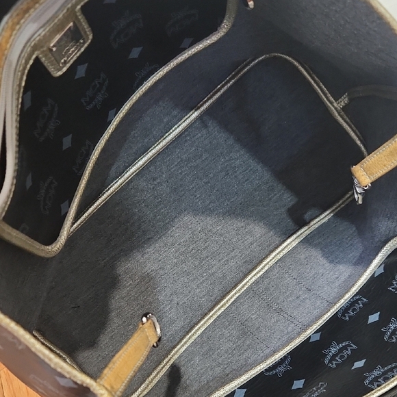 🔹️MCM 🔹️Black Princess Lion Tote Bag With Mcm Tassle Bag Charm - Picture 14 of 14